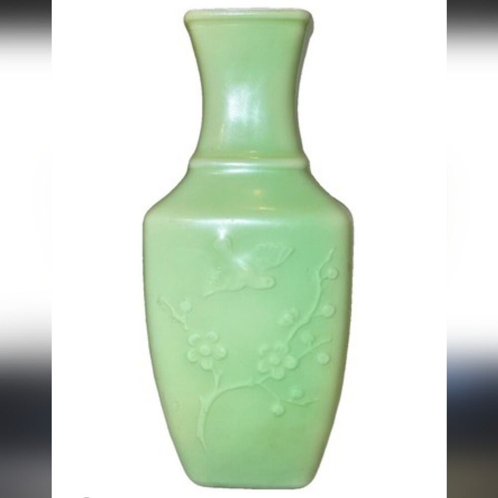 Vtg 80s Avon Spring Dynasty Chinese Cameo Green Celadon Colored Glass Vase EUC